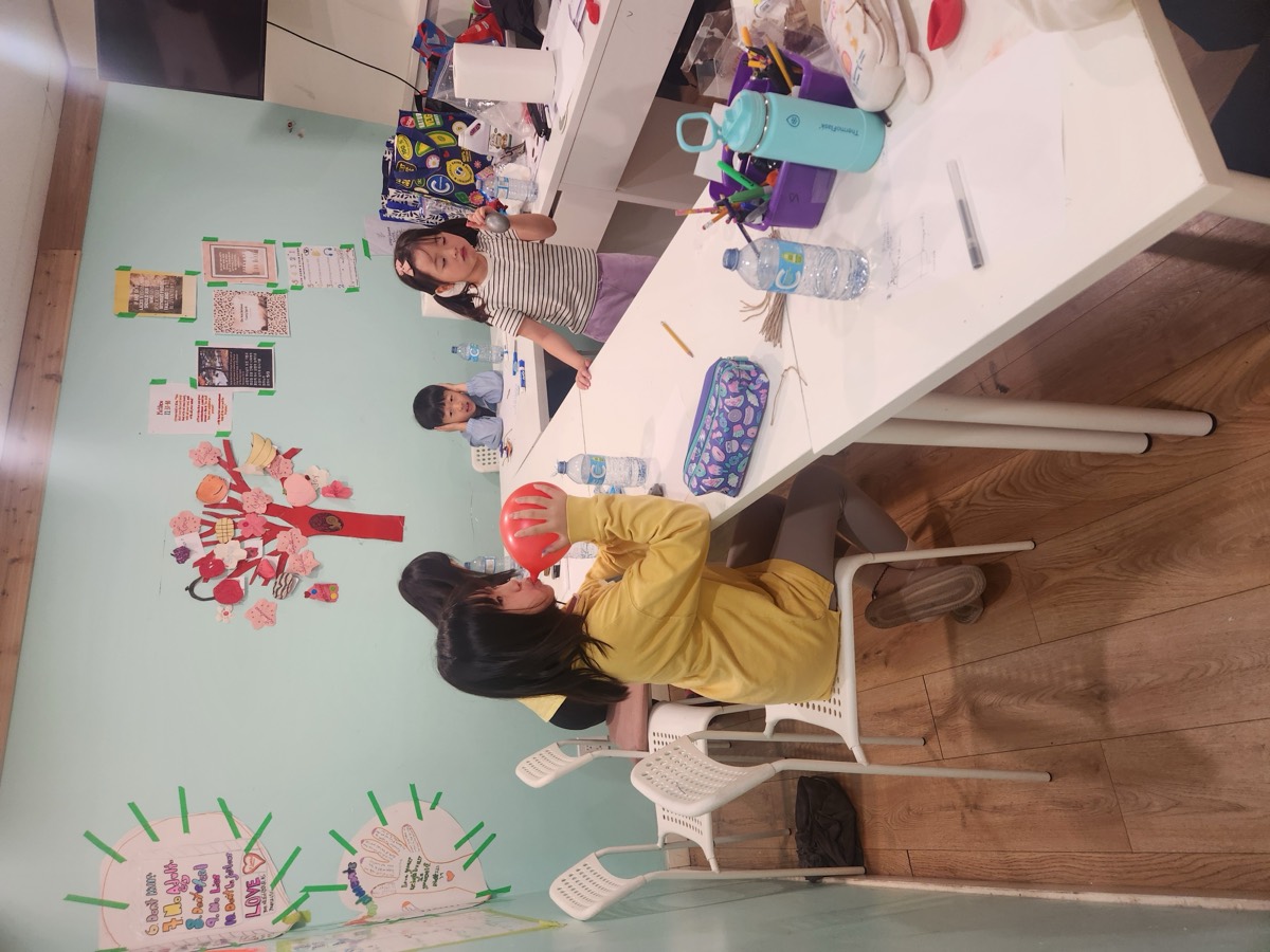 Children at the table during morning activity time
