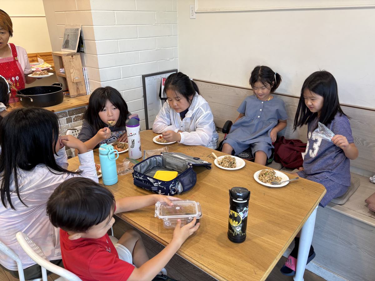 Students seated around the table eating lunch together