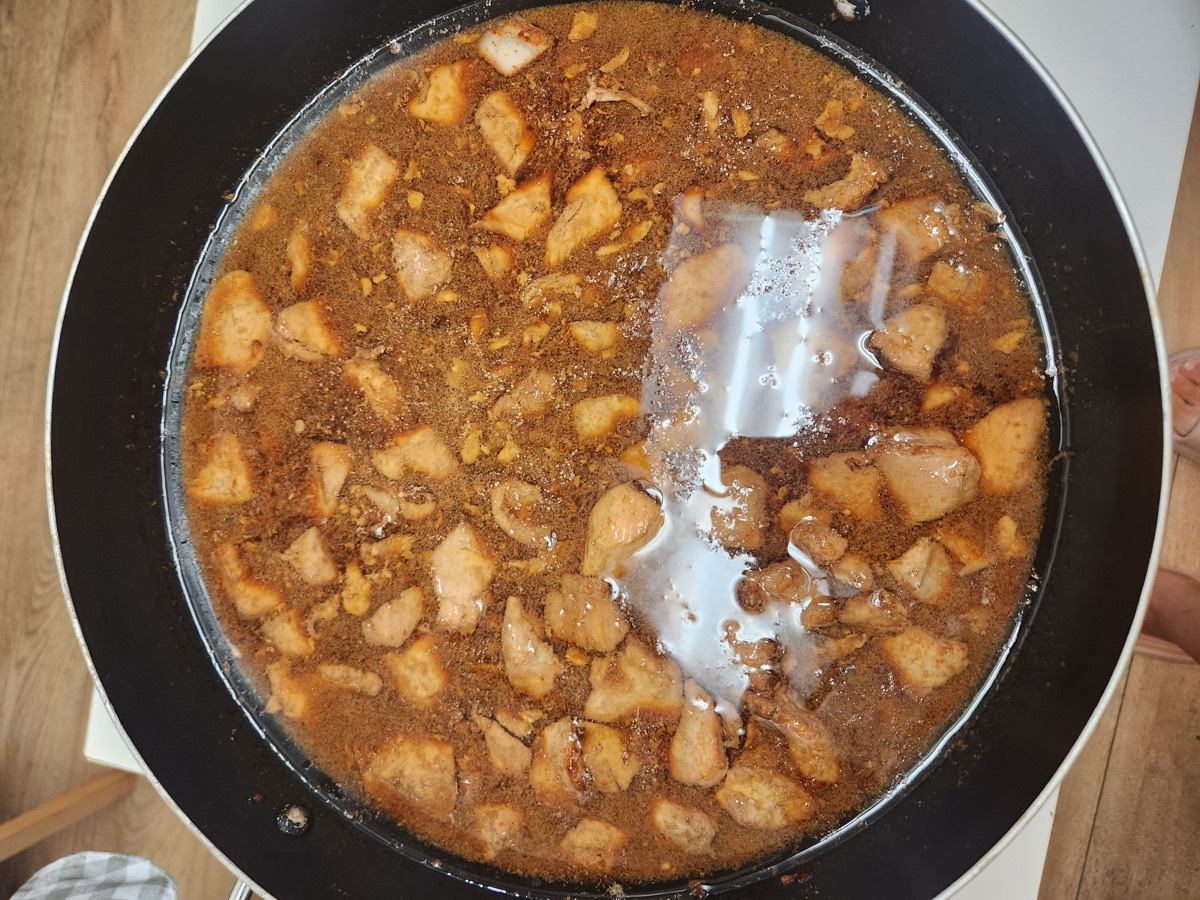 A large pot of Korean braised chicken with potatoes