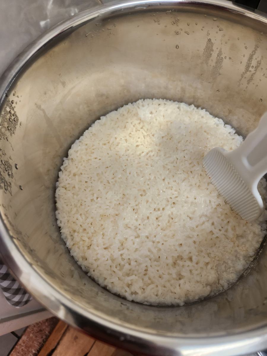 A rice cooker full of freshly cooked white rice