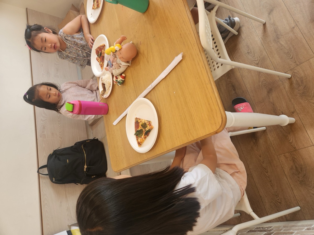Kids eating pizza together at the table