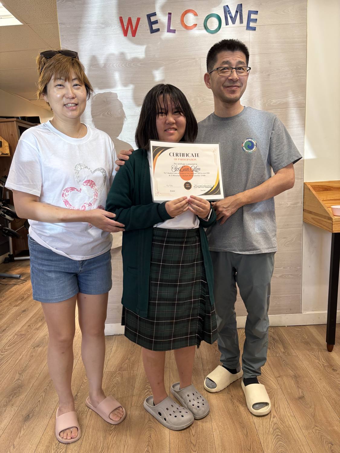 So Eun holding her certificate together with Daiyong and Cindy Kim